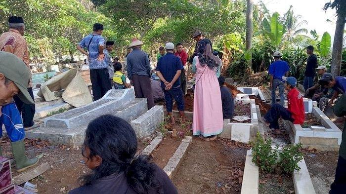 Suasana pemakaman korban pesta miras oplosan di TPU Istuning Desa Jalancagak, Senin (30/10/2023).