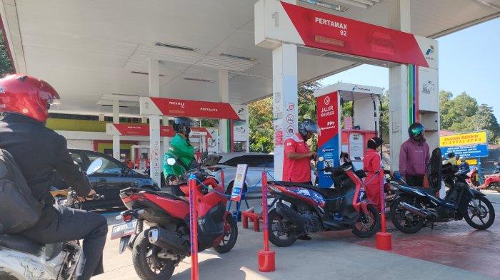 Antrean pengisian BBM di SPBU Pertamina, kawasan Gunung Guntur, Kota Balikpapan, Kalimantan Timur.