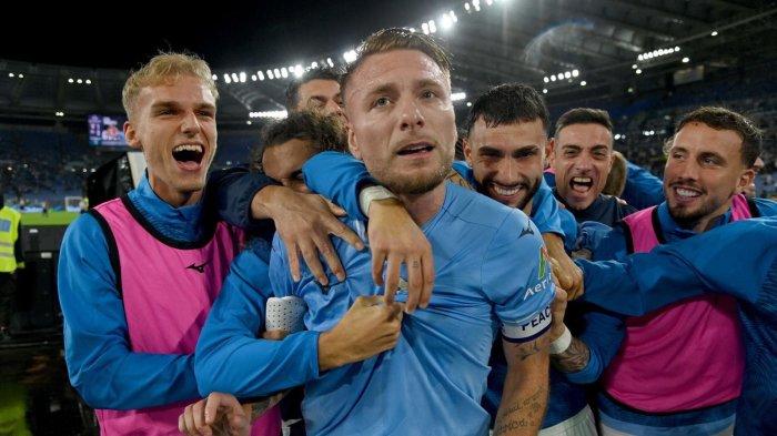 Kapten Lazio Ciro Immobile bersama rekannya merayakan gol penentu kemenangan atas Fiorentina dalam laga Liga Italia Serie A, Selasa (31/10/2023).