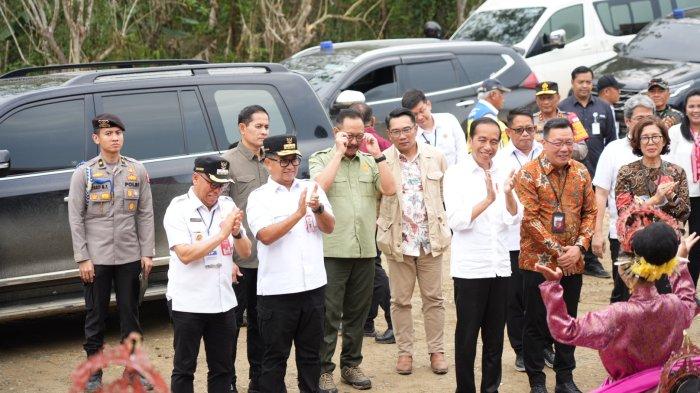 Pj Gubernur Kaltim Akmal Malik saat mendampingi Presiden Joko Widodo dan para menteri kabinet saat groundbreaking, Selasa (1/11/2023).
