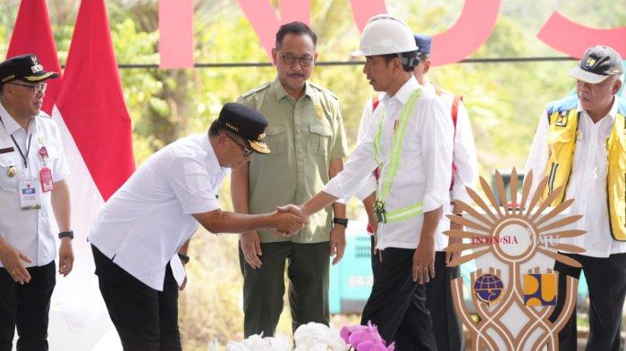 Pj Gubernur Kaltim Akmal Malik menjabat tangan Presiden Joko Widodo saat acara groundbreaking sejumlah proyek di IKN Nusantara, Selasa (1/11/2023).