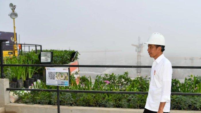 Presiden Jokowi saat berada di IKN Nusantara, Kalimantan Timur dengan keadaan alam yang berkabut pada pagi hari, Kamis (2/11/2023).