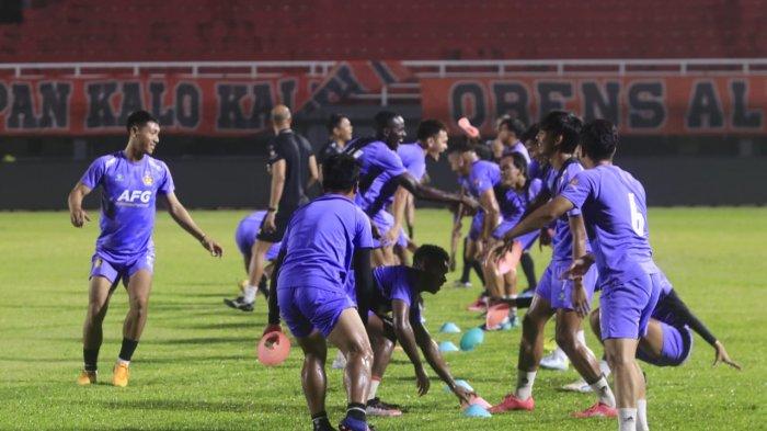 Marcos Reina pelatih Persik Kediri sedang berbicara di lapangan