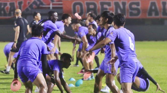 HASIL LIGA 1 - Pemain Persik Kediri melakukan latihan ringan maupun games, Rabu (1/11/2023).
