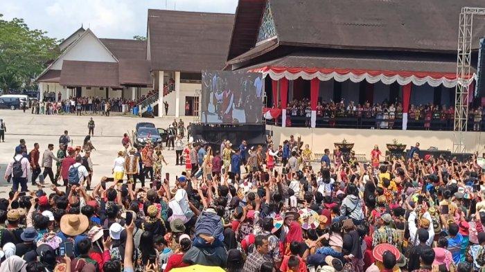 Presiden Jokowi dikerumuni ribuan warga saat membagi kaos kepada masyarakat yang telah menunggu kedatangan Presiden Jokowi di Alun-alun Itho Sendawar.