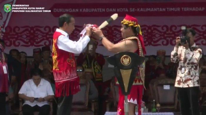 Presiden Republik Indonesia Ir. H. Joko Widodo saat menerima gelar kehormatan adat Bangsawan Dayak Benuaq saat menghadiri Festival Dahau atau sukuran ulang tahun Kabupaten Kutai Barat ke-24 yang dirayakan di alun-alun Itho Sendawar, Kutai Barat, Kalimantan Timur, Jumat (3/11/2023).
