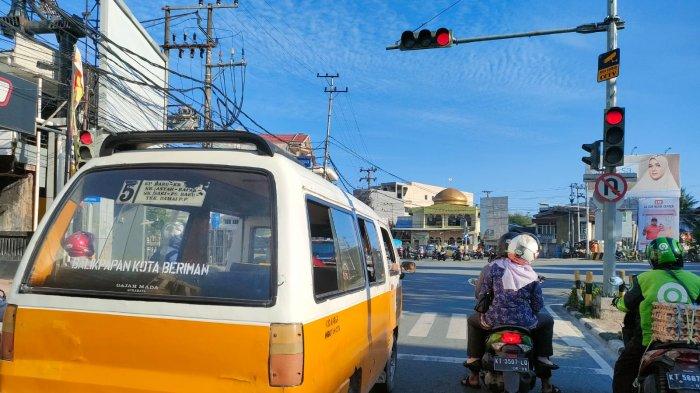 lustrasi angkot di Balikpapan. Kepala Dishub Kota Balikpapan, Adwar Skenda Putra mengatakan pihaknya akan melakukan pengembangan sarana angkutan massal dan tertibkan sopir tembak di Balikpapan, Kalimantan Timur, Sabtu (4/11/2023). 