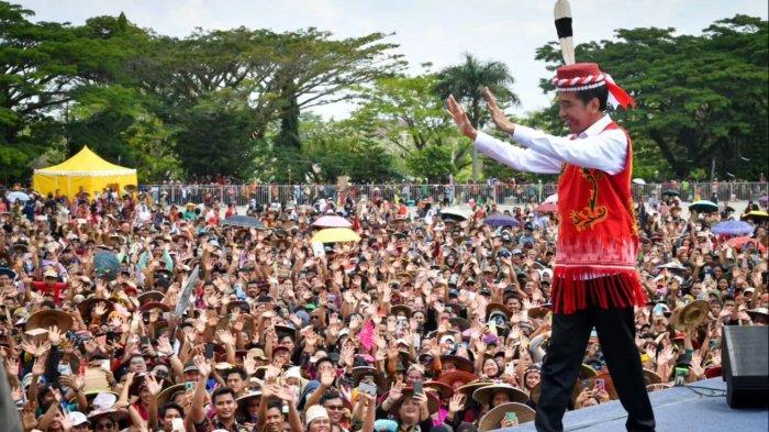 Presiden Jokowi menghadiri Festival Dahau Kutai Barat di Alun-alun Itho Sendawar, Kabupaten Kutai Barat, Provinsi Kalimantan Timur pada Jumat 3 November 2023.