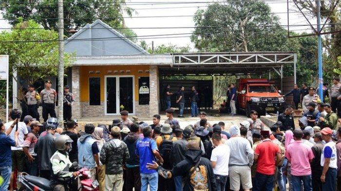 Polda Jabar melakukan penyisiran ulang saat olah tempat kejadian perkara (TKP) di Jalan Ciseuti, Desa Jalan Cagak, Kecamatan Jalan Cagak, Kabupaten Subang, Selasa (24/10/2023). Pembunuhan ibu dan anak di Subang. Adegan dan 6 fakta pra rekonstruksi. Ternyata, Yosep dan Mimin ada di TKP ketika proses eksekusi Tuti dan Amalia.