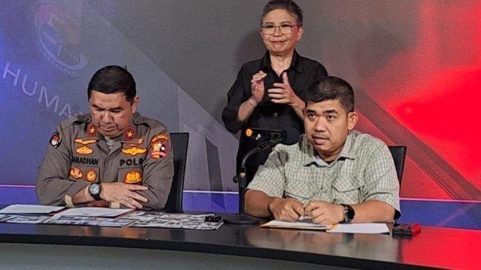 Karo Penmas Divisi Humas Polri Brigjen Pol Ahmad Ramadhan (kiri) dan Juru Bicara Densus 88 Antiteror Polri Kombes Pol Aswin Siregar (kanan) memberikan keterangan terkait penangkapan teroris di Lampung di Mabes Polri, Jakarta, Kamis (13/4/2023).