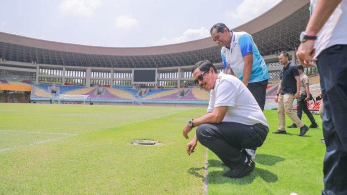 Nana Sudjana meninjau langsung kondisi infrastruktur dan sarana prasarana Stadion Manahan Kota Surakarta, Minggu, 5 November 2023.