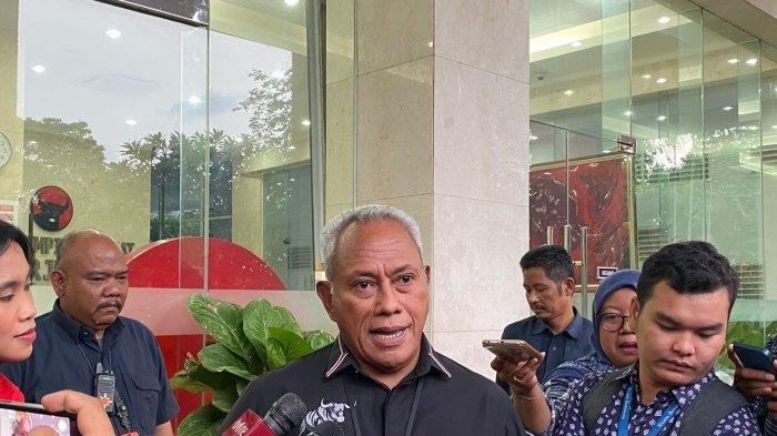 Ketua Bidang Kehormatan DPP PDI Perjuangan (PDIP), Komarudin Watubun mengungkapkan isi pertemuan dengan Wali Kota Medan Boby Nasution di DPP PDIP, Jalan Pangeran Diponegoro, Menteng, Jakarta Pusat, Senin (6/11/2023).