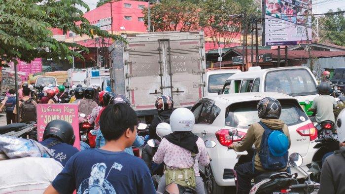 Ilustrasi kepadatan lalu-lintas di perkotaan Balikpapan, macet padat.