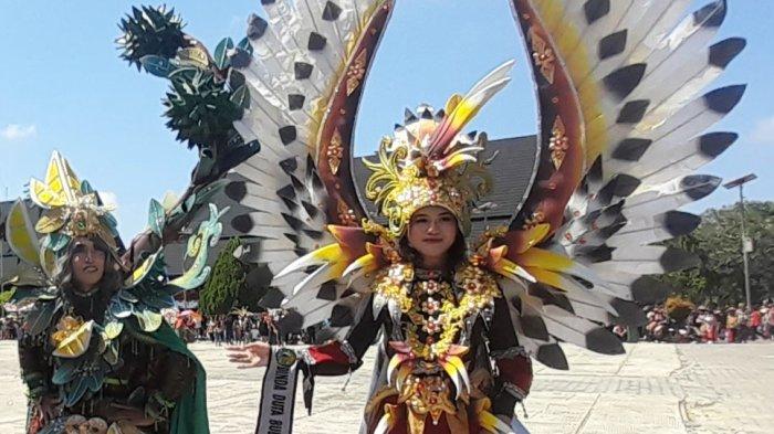 Penampilan Parade Busana unik turut meriahkan perayaan HUT Ke-24 Kutai Barat di Sendawar, Kabupaten Kutai Barat, Kalimantan Timur pada Minggu (5/11/2023) siang.