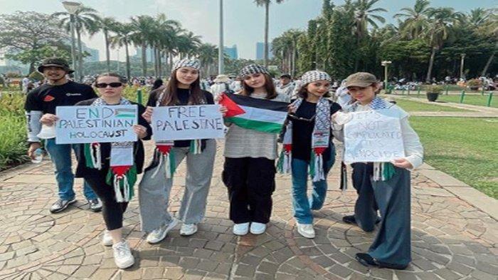 Aaliyah Massaid ikut dalam aksi bela Palestina.