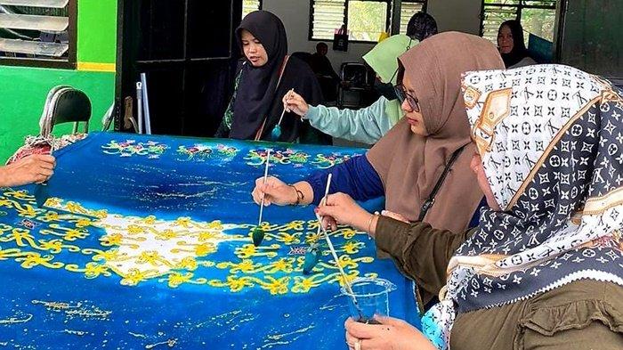 Pelatihan teknik dasar membatik digelar Disperindagkop dan UKM Paser guna melestarikan batik sekaligus  bagian dari pembinaan masyarakat untuk menumbuhkan pelaku usaha ekonomi kreatif. 