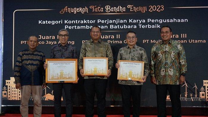 Direktur Finance, SCM, Asset management Kideco Togi Ottoman Bernard (kedua kiri) menerima penghargaan juara 1 Anugerah Tata Bandha Energi 2023.