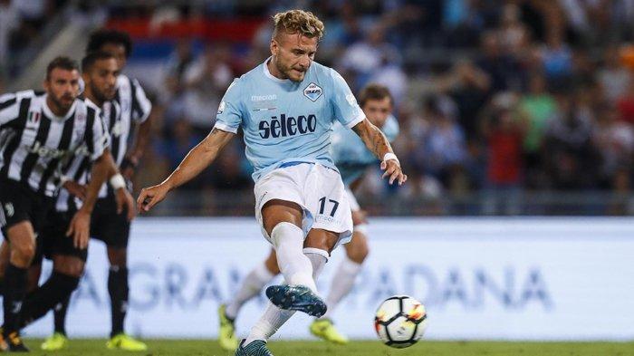 Ciro Immobile mencetak gol penalti saat Lazio mengalahkan Juventus 3-2 di Piala Super Italia pada 13 Agustus 2017.