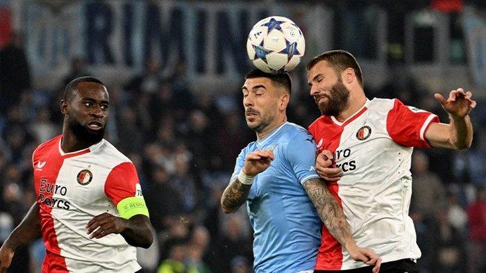 Pemain Lazio Mattia Zaccagni berduel dengan dua pemain Feyenoord pada pertandingan Grup E Liga Champions di Stadion Olimpico, Rabu (8/11/2023).