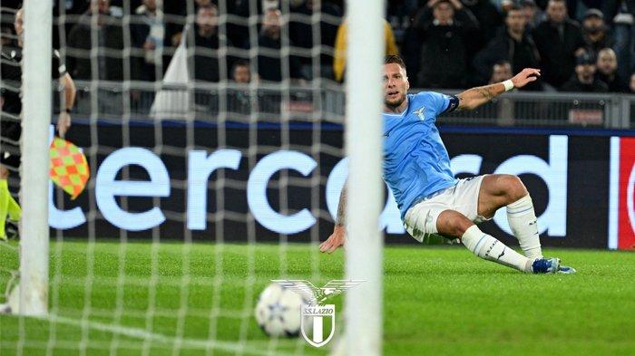 Striker Lazio Ciro Immobile mencetak gol ke gawang Feyenoord pada laga penyisihan Grup E Liga Champions di Stadion Olimpico, Rabu (8/11/2023).