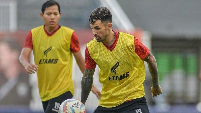 Stefano Lilipaly dan Adam Alis saat sesi latihan bersama Borneo FC Samarinda persiapan untuk laga Liga 1. 