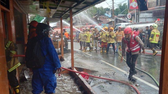 Suasana terakhir di TKP kebakaran di Gunung Guntur, Balikpapan. Sebuah bangunan usaha penjualan makanan dan satu rumah di Jalan Letjend S. Parman, Balikpapan, terbakar hebat pada Kamis (9/11/2023) akibat oven yang meledak. Satu anak yang terjebak di lantai dua rumah berhasil diselamatkan oleh warga. BPBD Balikpapan menurunkan 10-12 unit truk pemadam untuk memadamkan api dalam waktu kurang lebih 30 menit sampai satu jam.