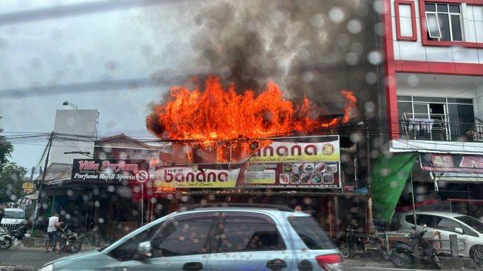 Kebakaran di Gunung Guntur Balikpapan, Kamis (9/11/2023), menghanguskan toko kue bertingkat. Api masih berkobar hingga pukul 14.23 Wita.