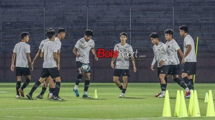Arkhan Kaka Putra (tengah) sedang berlatih bersama sejumlah pemain timnas U-17 Indonesia di Stadion 10 November, Surabaya, Jawa Timur, Kamis (9/11/2023).