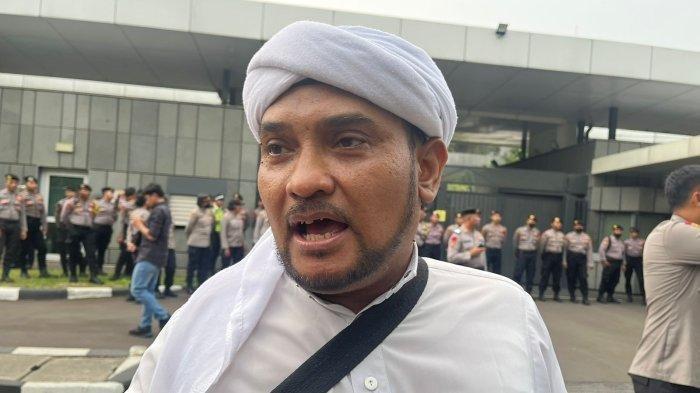 Jubir Geranati LGBT, Novel Bamukmin, saat menggelar unjuk rasa di depan Mabes Polri, Jakarta Selatan, Jumat (10/11/2023). Novel Bamukmin siap bakar dan robohkan panggung jika konser Coldplay tetap digelar di GBK.