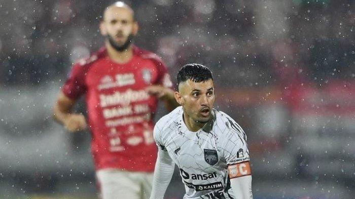 Stefano Lilipaly saat lakukan penguasaan bola bagi Borneo FC Samarinda di laga Kontra Bali United pada Minggu (12/11/2023) malam. Pieter Huistra bersyukur Borneo FC Samarinda bisa meraih poin penuh pada malam hari ini.