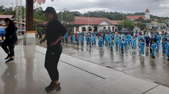 Senam bersama yang diselenggarakan Dinas Kesehatan Mahulu diikuti sejumlah siswa di Ujoh Bilang, Mahakam Ulu, Kalimantan Timur pada Senin (13/11/2023).