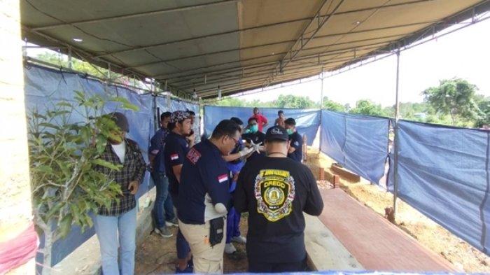 Polisi dan petugas lain berkoordinasi untuk membongkar makam remaja DA (16) di Balikpapan yang meninggal tak wajar untuk melakukan otopsi setelah 3 minggu pemakaman, Selasa (14/11/2023). Meskipun keluarga awalnya menolak otopsi, polisi mengedukasi mereka tentang pentingnya untuk penyelidikan.