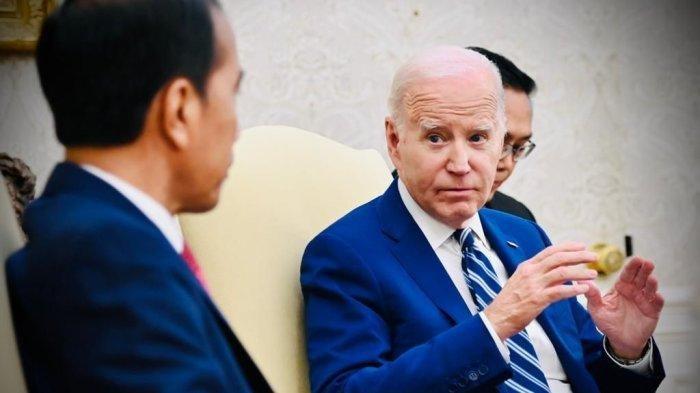 Presiden AS Joe Biden bertemu dengan Presiden Indonesia Jokowi di Ruang Oval Gedung Putih pada 13 November 2023 di Washington, DC. Biden mendesak Israel untuk melindungi rumah sakit di Gaza.