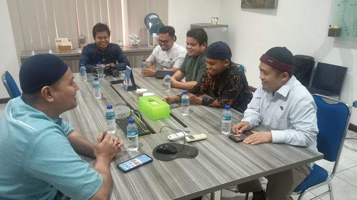 Tim media center Ummul Qura Ponpes Hidayatullah Balikpapan berdiskusi dengan perwakilan redaksi Tribun Kaltim dalam kunjungan di Kantor Tribun Kaltim, Kamis (16/11/2023) sore.
