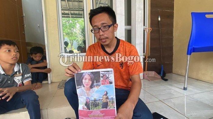 Willy Sulistio, suami dr Qory yang hilang di Bogor memegang selebaran foto istrinya, Kamis (16/11/2023).