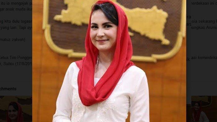 Ketua Tim Penggerak PKK Provinsi Jawa Timur Arumi Bachsin saat upacara peringatan detik-detik proklamasi kemerdekan RI yang ke 74 di halaman Gedung Negara Grahadi, Sabtu (17/8/2019) siang