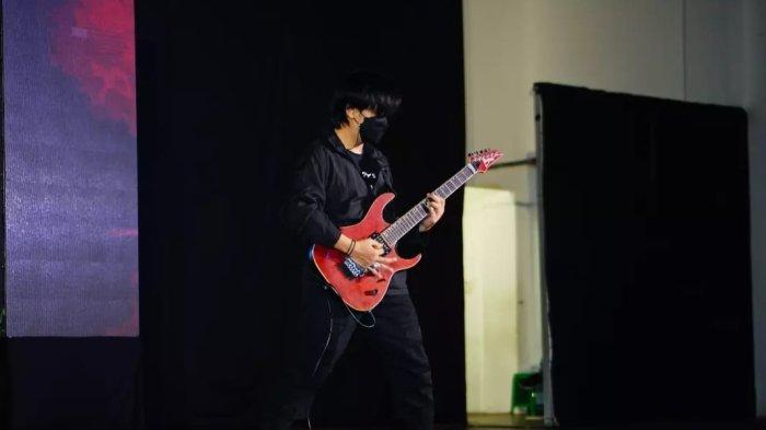 Potret penampilan Grup Band Bosi asal Kota Balikpapan pada salah satu panggung yang mereka jajaki. Grup punk rock jejepangan yang digawangi oleh Lhana Shiro vocal, Onta bass, Jef drum, juga Den San, posisi gitar.