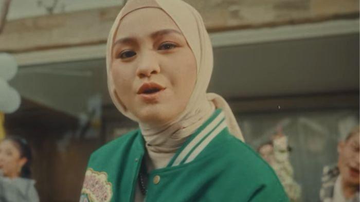 Salma Salsabil rilis lagu baru berjudul Bunga Hati. Kini viral dan trending di YouTube, berikut makna lagunya.