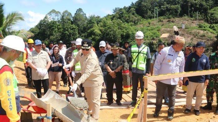 Prosesi peletakan batu pertama pembangunan jembatan gantung Data Suling-Long Pahangai.
