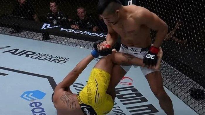 Jeka Saragih meraih kemenangan luar biasa atas Lucas Alexander dalam aksi pertamanya di UFC, Minggu (19/11/2023) WIB.