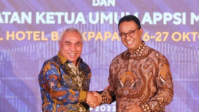 Momen Isran Noor saat menerima amanah menjadi Ketua Umum APPSI sepeninggal Anies Baswedan, saat keduanya aktif di organisasi yang berisi para Gubernur se-Indonesia ini. Isran Noor undur diri sebagai Ketua DPW NasDem Kaltim, partai yang mengusung Anies Baswedan menjadi Capres di Pemilu 2024, pengamat menduga kuat ada hubungan yang 'renggang' antara keduanya.TRIBUNKALTIM.CO/MOHAMMAD FAIROUSSANIY