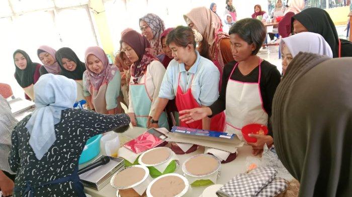 Dinas Perindustrian Perdagangan Koperasi dan Usaha Kecil Menengah (Disperindagko UKM) Kabupaten Paser, saat memberikan pelatihan keamanan pangan bagi pelaku UMKM di Kecamatan Long Ikis. 