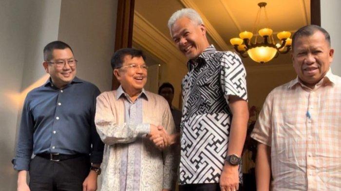 Calon Presiden nomor urut 3, Ganjar Pranowo, bersalaman dan tersenyum saat bertemu mantan Wakil Presiden RI Jusuf Kalla di kediaman JK, Jalan Brawijaya, Kebayoran Baru, Jakarta, Minggu (19/11/2023) sore. Inilah poin-poin pertemuan antara Wakil Presiden Ke-10 dan Ke-12 Indonesia Jusuf Kalla (JK) dengan calon presiden (capres) dari PDIP, Ganjar Pranowo