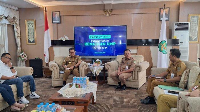 Pj Gubernur Kaltim Akmal Malik didampingi Kepala Dinas Tenaga Kerja dan Transmigrasi Kaltim, Rozani Erawadi saat mengumumkan UMP di Ruang VVIP Room Rumah Jabatan Gubernur, Kota Samarinda, Kalimantan Timur, Selasa (21/11/2023). 