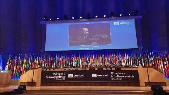 Bahasa Indonesia ditetapkan sebagai bahasa resmi UNESCO ke-10 sekaligus berdiri sejajar dengan bahasa-bahasa asing lainnya termasuk bahasa Inggris.