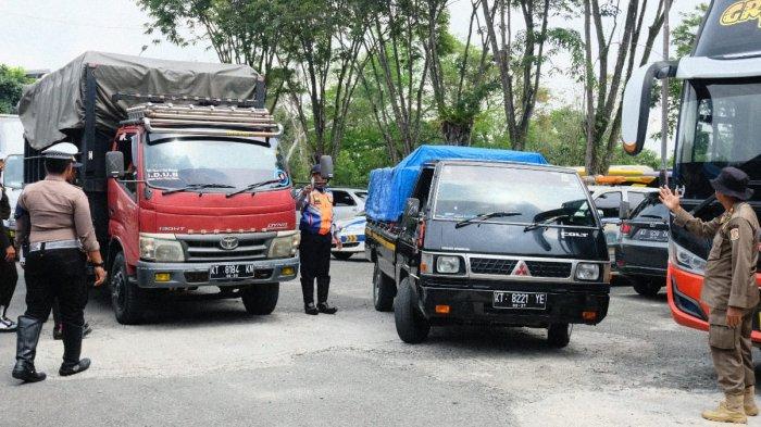 Petugas gabungan dari Dinas Perhubungan (Dishub) Balikpapan, Satlantas Polresta Balikpapan, TNI serta Sat Pol PP Balikpapan melakukan razia angkutan jalan, di Terminal Batu Ampar, Balikpapan Utara, Kota Balikpapan, Kalimantan Timur, Selasa (21/11/2023).