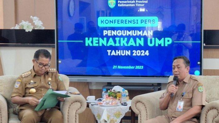 Pj Gubernur Kaltim, Akmal Malik bersama Kepala Dinas Tenaga Kerja dan Transmigrasi Kaltim, Rozani Erawadi mengumumkan UMP 2024, Selasa (21/11/2023). Keputusan UMP terbaru berlaku sejak tanggal 1 Januari 2024 mendatang.