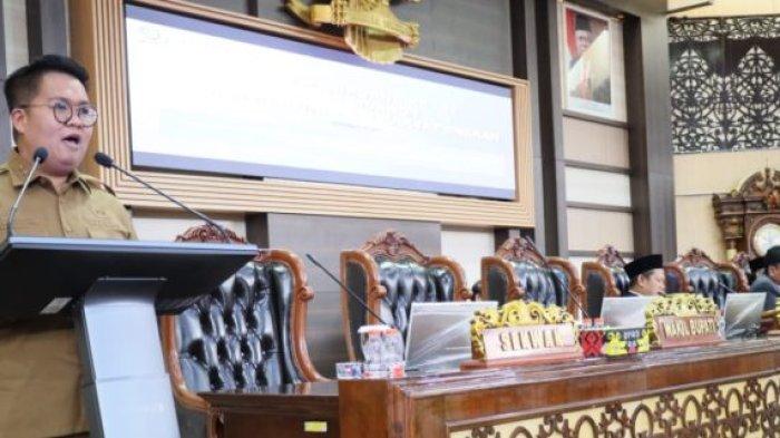 Wakil Bupati Kutai Kartanegara Rendi Solihin membeberkan rincian rancangan APBD Kutai Kartanegara 2024. Ini disampaikan dalam rapat paripurna DPRD Kukar.