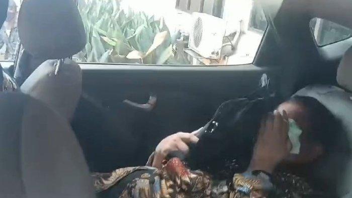 Ketua Komisi Pemberantasan Korupsi (KPK) Firli Bahuri bersembunyi di balik tas dalam mobilnya usai diperiksa sebagai saksi terlapor kasus dugaan pemerasan Syahrul Yasin Limpo selaku Menteri Pertanian, di Bareskrim Mabes Polri, Jakarta, Kamis (16/11/2023).