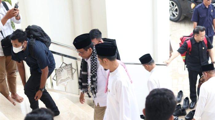Mahfud MD tiba di pesantren Hidayatullah Gunung Tembak Balikpapan dengan dikawal ketat petugas kepolisian dan langsung melaksanakan ibadah sholat Jum'at di Masjid Hidayatullah.TRIBUNKALTIM.CO/DWI ARDIANTO